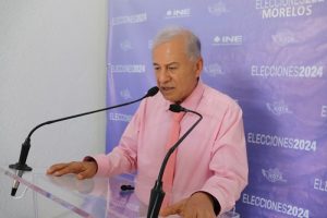 Hombre en podio hablando a micrófono