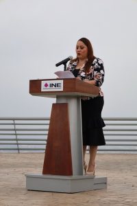 Mujer de pie hablando en podio