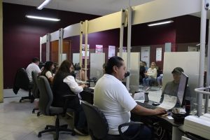 personas funcionarias del INE en Puebla atendiendo a la ciudadanía