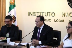 Hombre sentado hablando con micrófono