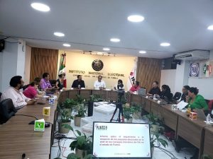Integrantes del INE Puebla durante la sesión permanente en el Consejo Local