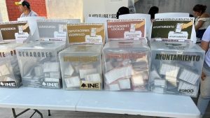Urnas electorales con votos sobre una mesa