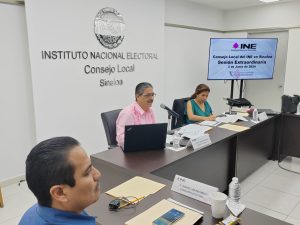 Integrantes del INE Sinaloa sentados durante sesión de trabajo