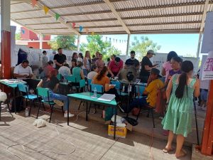 Personas en casillas para votar