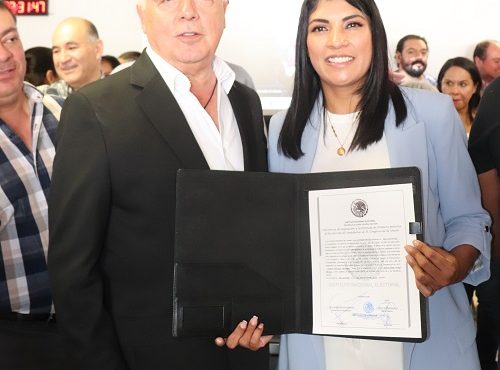 dos personas de pie mostrando un documento