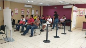 Personas sentadas en sillas en módulo del INE