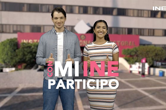 Chico y chica hablando del tramite de la Credencial para Votar