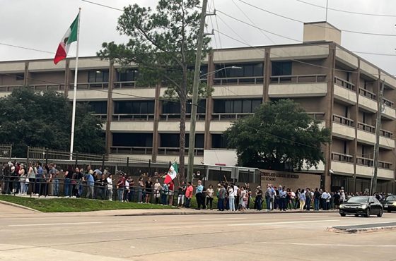 Personas formadas para votar afuera de la embajada