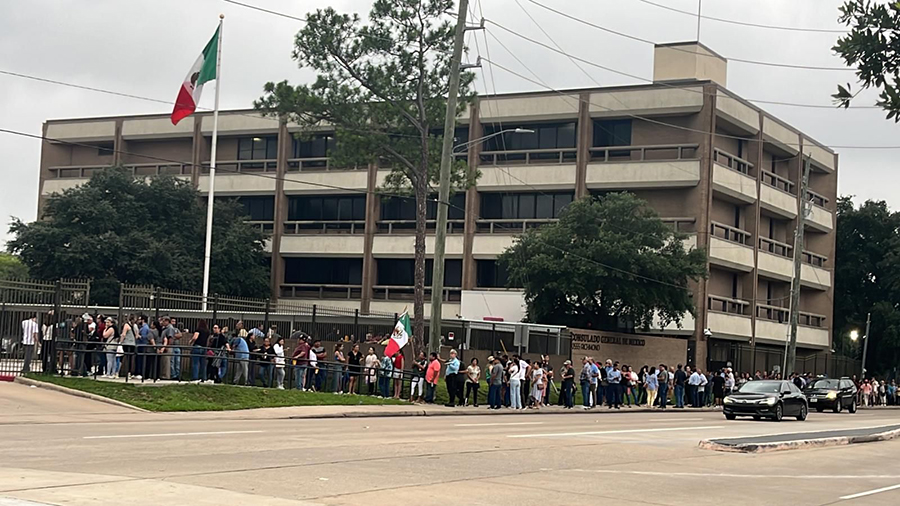Personas formadas para votar afuera de la embajada