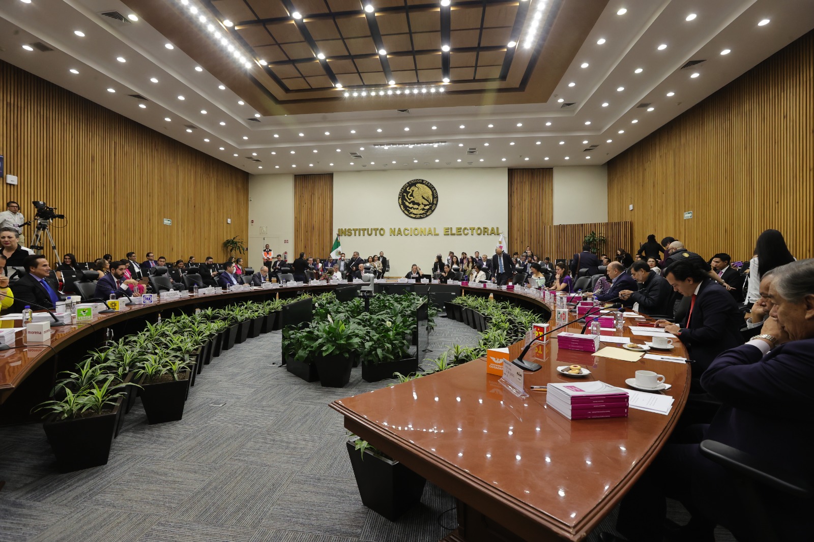 Las y los consejeros del INE analizan asuntos en el salón de sesiones del Consejo General