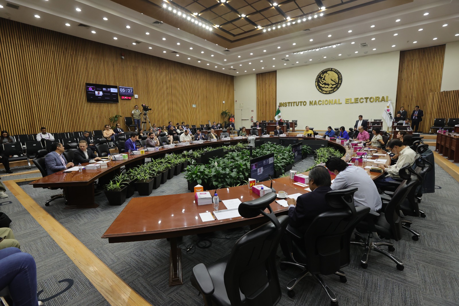 Las y los consejeros del INE analizan asuntos en el salón de sesiones del Consejo General