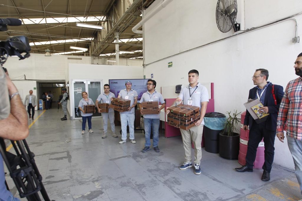 Entrega de paquetes del Voto de Mexicanos Residentes en el Extranjero