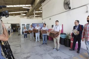 Entrega de paquetes del Voto de Mexicanos Residentes en el Extranjero