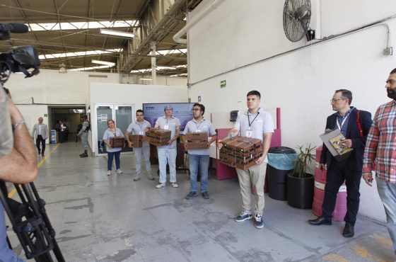 Entrega de paquetes del Voto de Mexicanos Residentes en el Extranjero