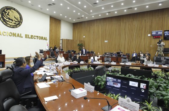 Las y los consejeros del INE analizan asuntos en el salón de sesiones del Consejo General