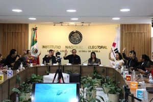 Integrantes del INE Puebla durante sesión de trabajo