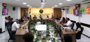 Integrantes del INE Puebla sentados durante sesión de trabajo