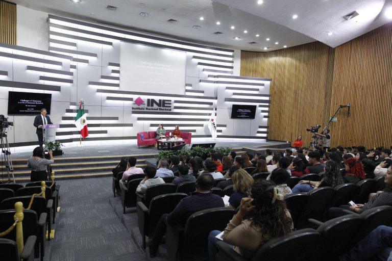 Conferencia Magistral “Retos de la Democracia en Tiempos de Retrocesos Democráticos”.