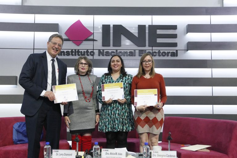 Conferencia Magistral “Retos de la Democracia en Tiempos de Retrocesos Democráticos”.