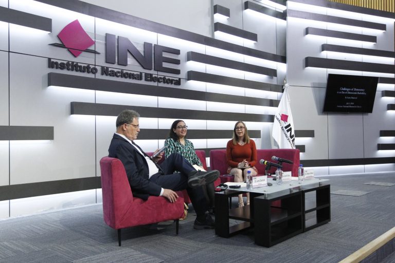 Conferencia Magistral “Retos de la Democracia en Tiempos de Retrocesos Democráticos”.