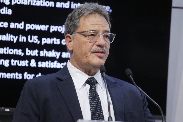 Larry Diamond, Catedrático de la Universidad de Stanford, en conferencia