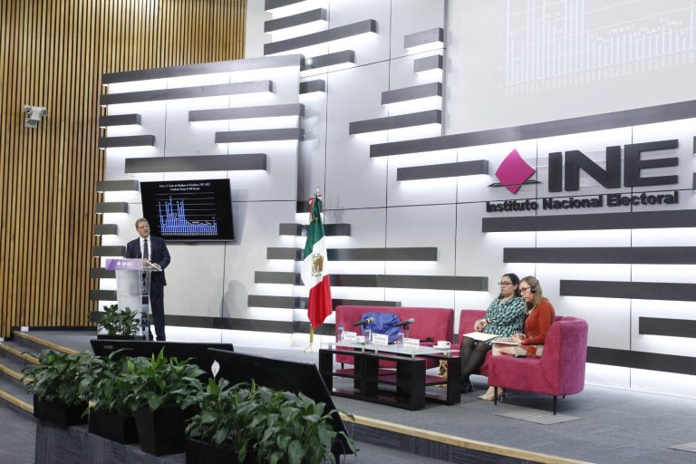 Conferencia Magistral “Retos de la Democracia en Tiempos de Retrocesos Democráticos”.