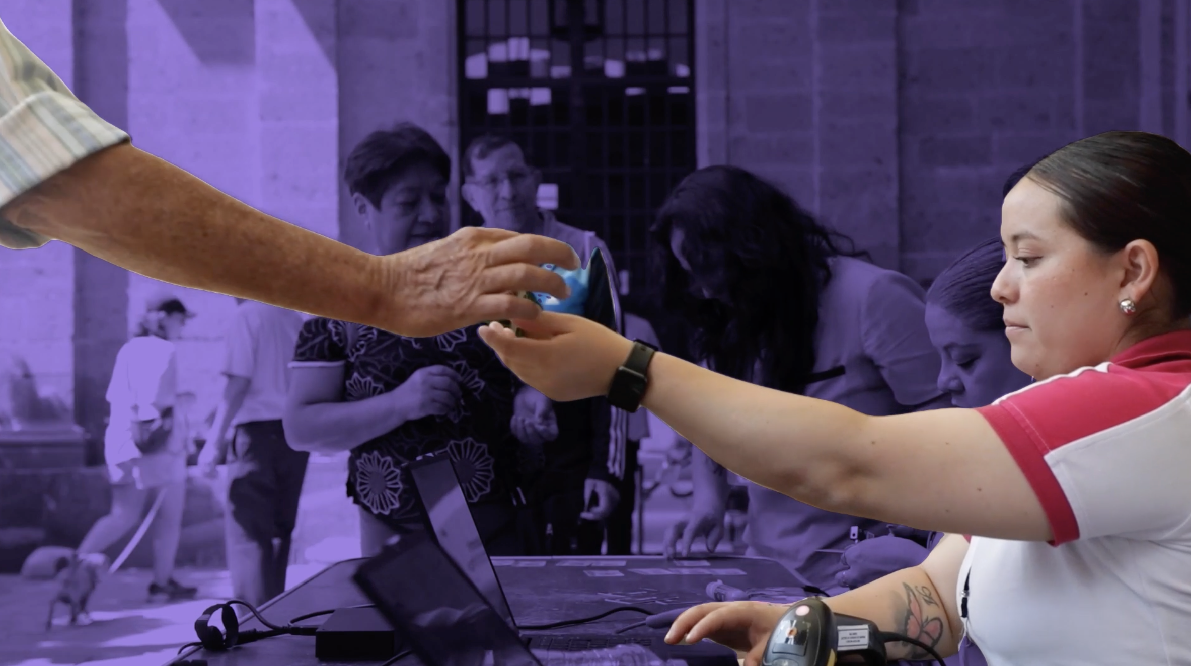 Persona votando, durante las Elecciones 2024