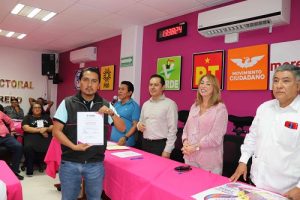 Persona recibiendo un diploma