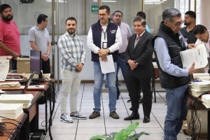 hombres de pie trabajando