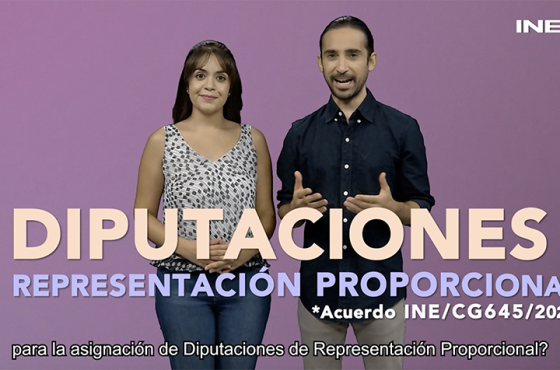 Hombre y mujer explicando las Diputaciones de Representación proporcional