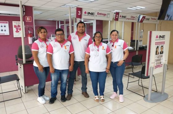 personas de pie con el uniforme del INE