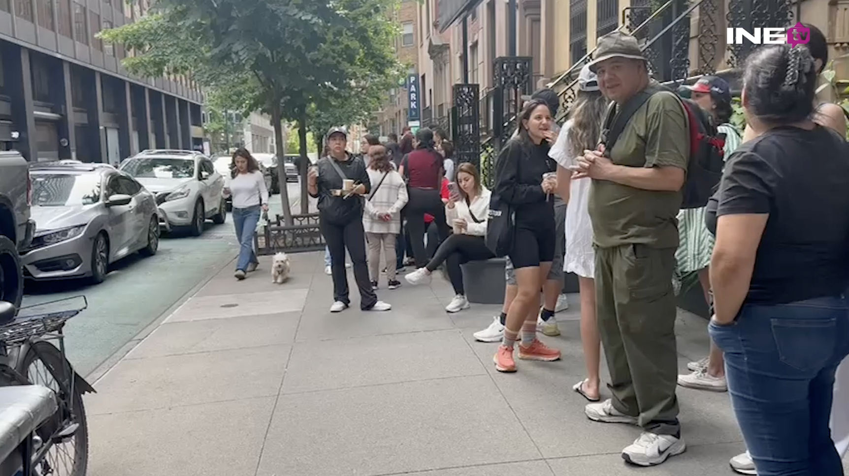 Personas en fila para votar desde el extranjero