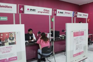Una mujer tramitando su Credencial para votar en el módulo del INE