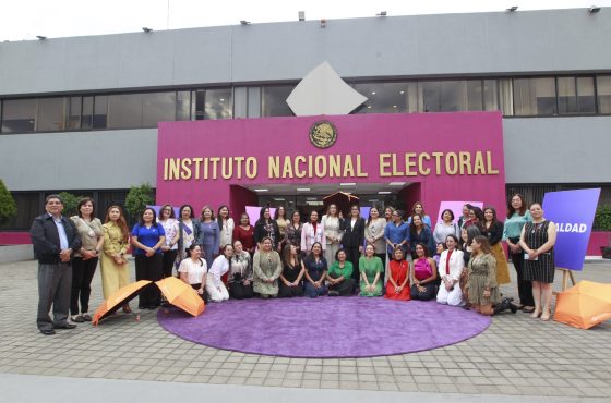 Foto grupal de participantes en el Foro, análisis de la elección
