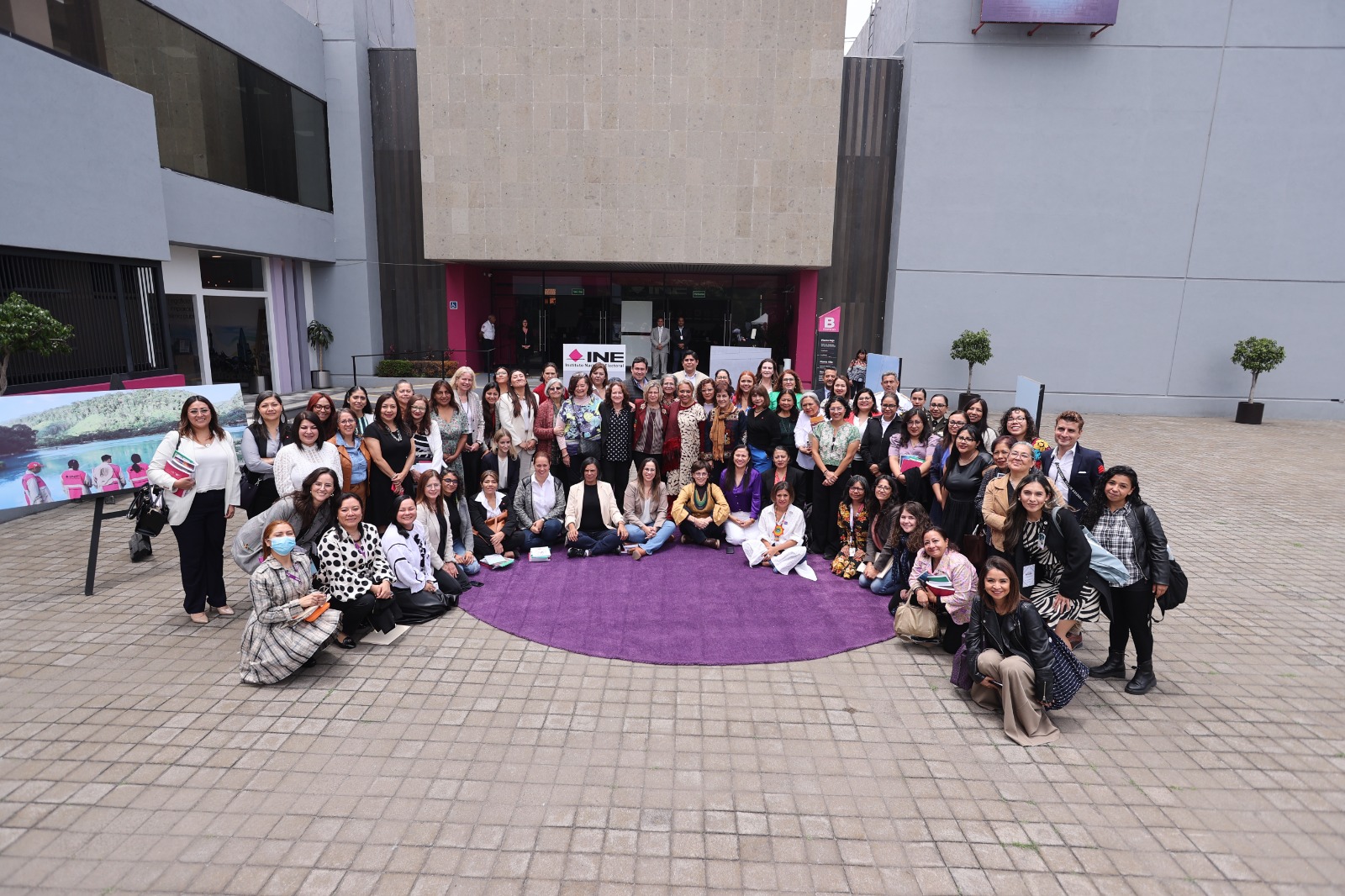 Foto grupal a asistentes al Sistema Nacional para La Igualdad entre Hombres y Mujeres