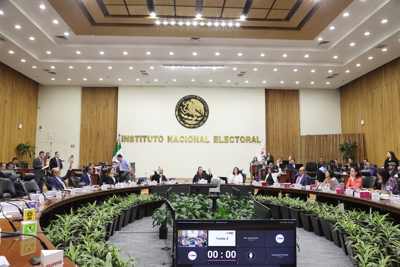 Las y los consejeros del INE analizan asuntos en el salón de sesiones del Consejo General