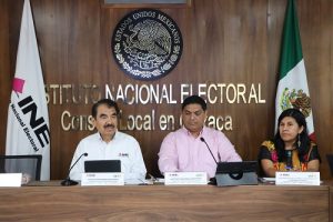Integrantes del INE durante reunión en el Consejo Local
