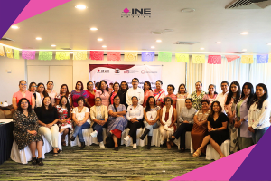 Participantes y asistentes a la conferencia posando para fotografía