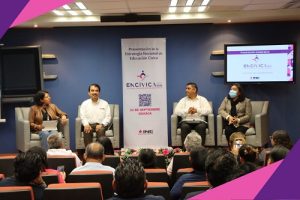 Integrantes del INE sentados en escenario durante presentación