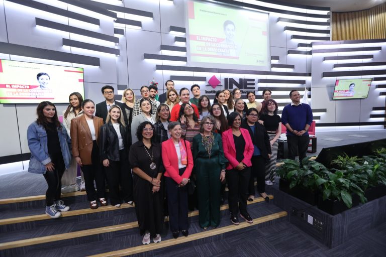 Conferencia Magistral “El impacto de la corrupción en la democracia”.