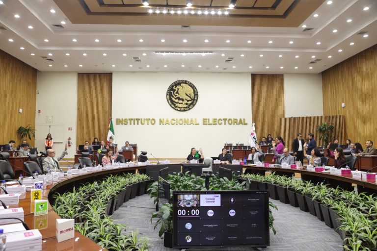 Las y los consejeros del INE analizan asuntos en el salón de sesiones del Consejo General