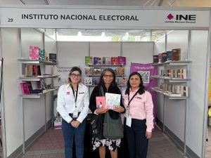 Autoridades del INE BC en stand de libros del Instituto
