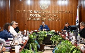 Integrantes del INE sentados durante sesión