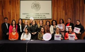 Integrantes del INE y diversas instituciones posando para fotografía
