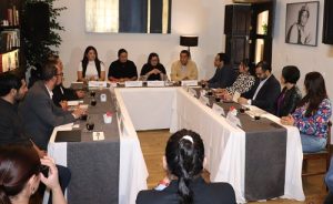 Integrantes del INE sentados durante sesión