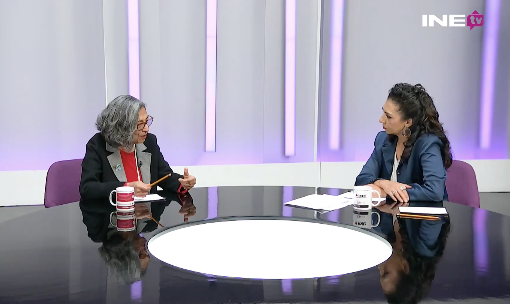 Toma de la entrevistada y entrevistadora, durante el programa Democracia en la Mesa