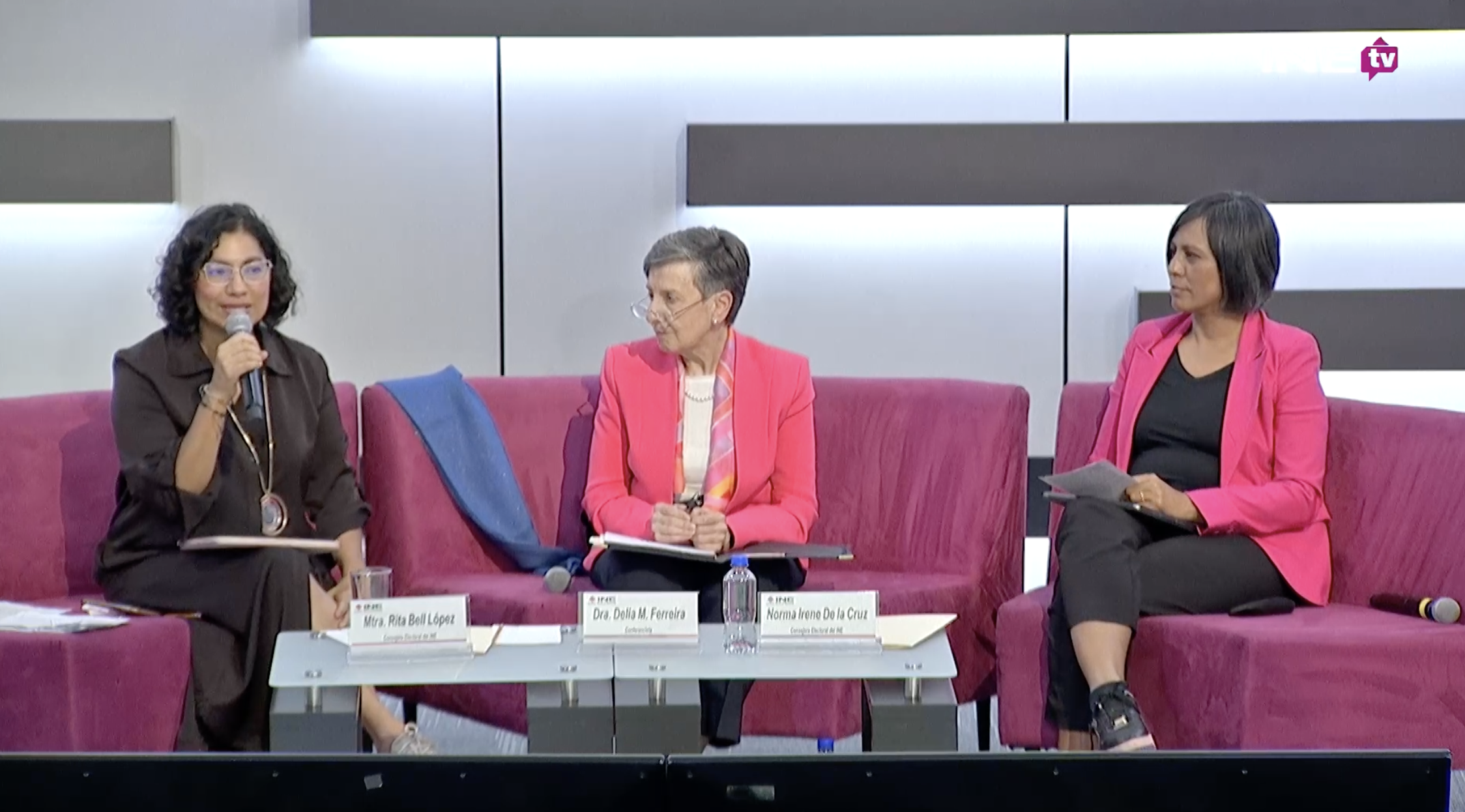 Conferencia magistral de Delia Ferreira acompañada de consejeras electorales