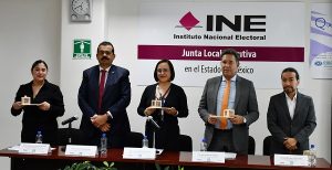 Diversas autoridades de pie durante el foro regional