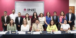 Integrantes del INE y diversas instituciones posando para fotografía