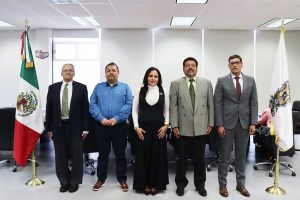 Autoridades electorales de Guanajuato y nuevos integrantes de pie posando para fotografía